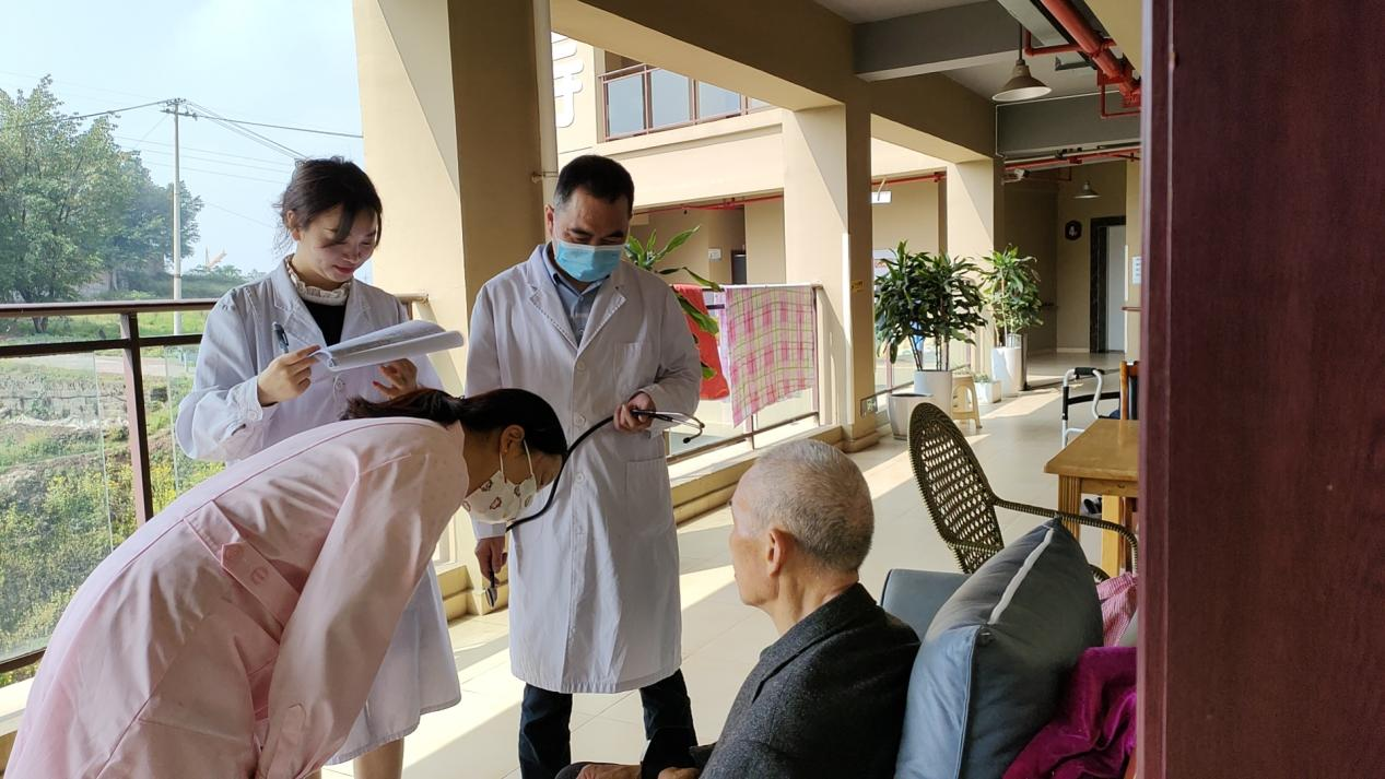 为什么越来越多的老人愿意去养老院养老？